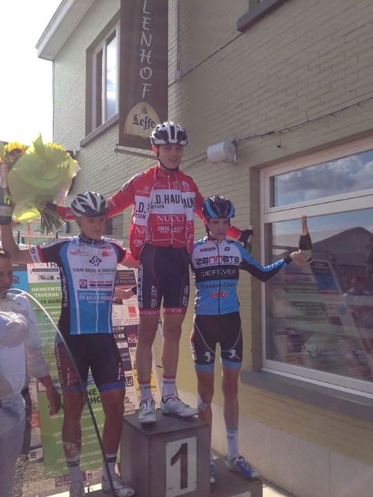 Bloemen voor Gilles De Wilde in Lierde cyclingsite.be